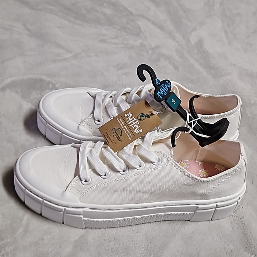 Women's band new Fran white sneakers. New with tag. Madlove band size 9.